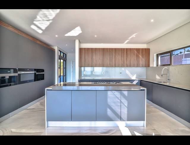 6 BEDROOM HOUSE FOR SALE IN IZINGA